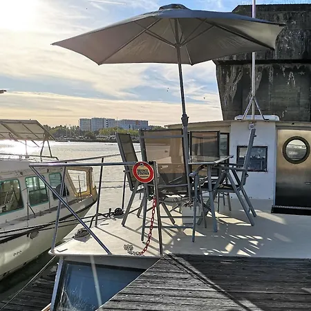 Le Bateau Ivre 船上ホテル ボルドー